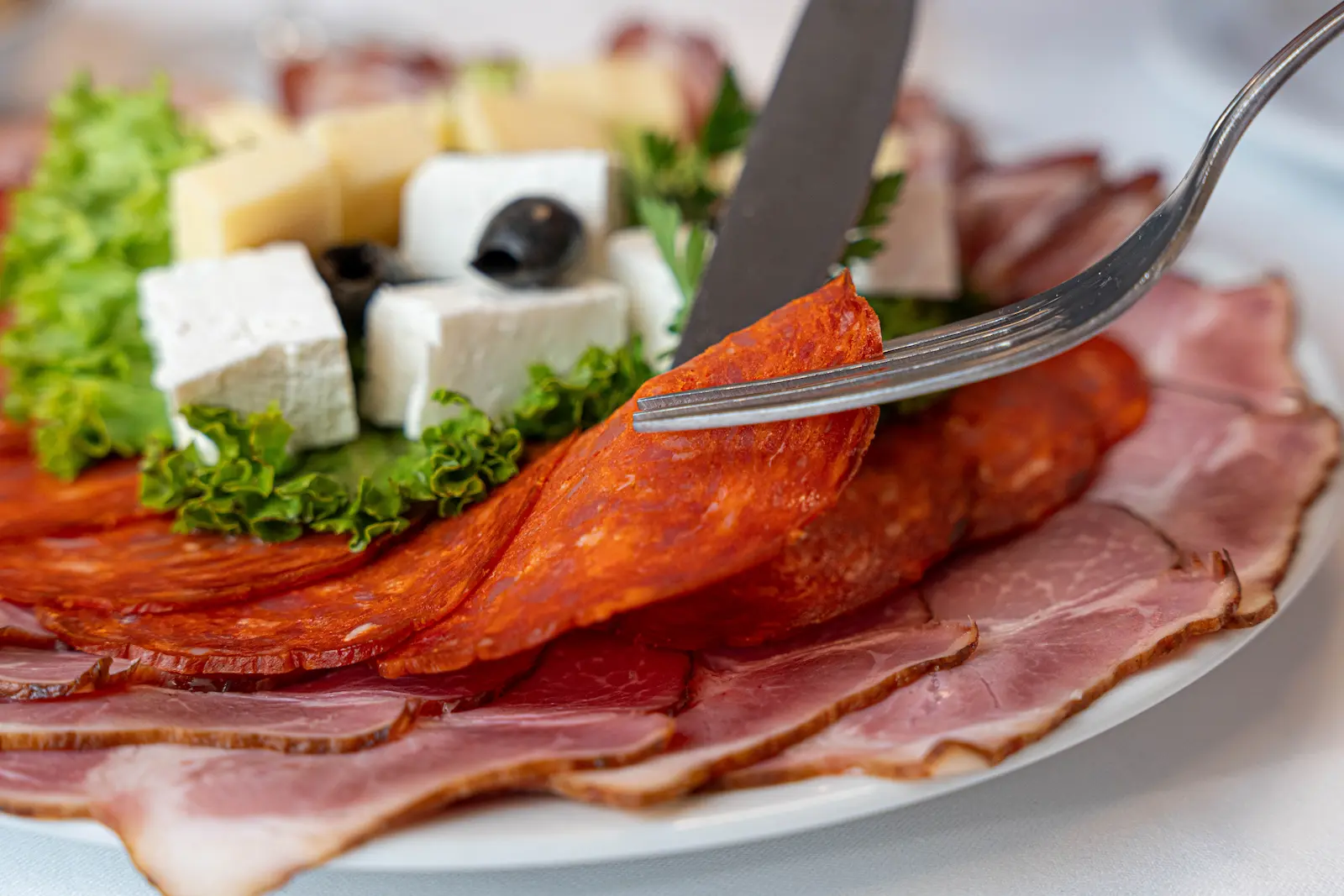 Kalte Platte mit Käse und Aufschnitt bei Niški Merak
